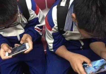 初中孩子沉迷手机家长怎么开导,初中生孩子沉迷手机该怎么办