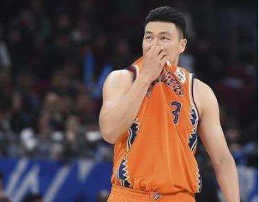 李根提前被球队解约,杨毅评价李根视频