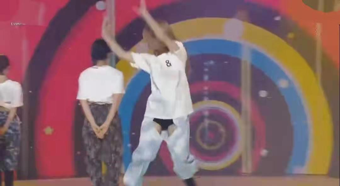 韩国女团穿“开裆裤”唱跳！露黑色*裤底**显不雅，迷惑穿搭遭吐槽