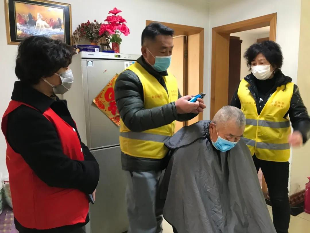 他一直都在诗歌,她一直都在作文600字