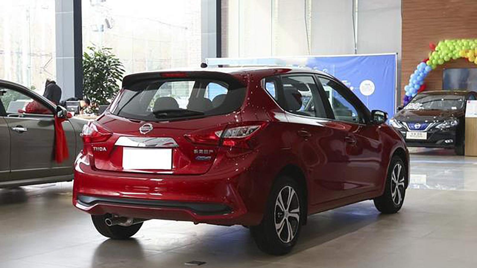 空间大油耗低价格十万左右,空间大油耗低15万左右轿车