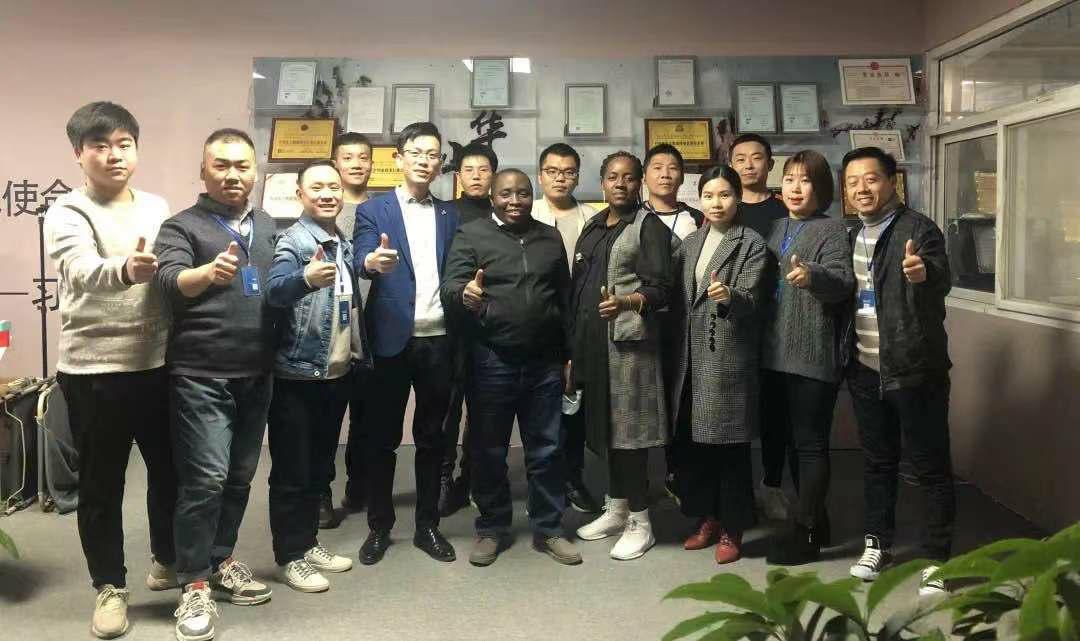 石家庄4000平米仓库里堆满了二手衣物：旧衣成吨出口非洲，在二手市场仅售几元