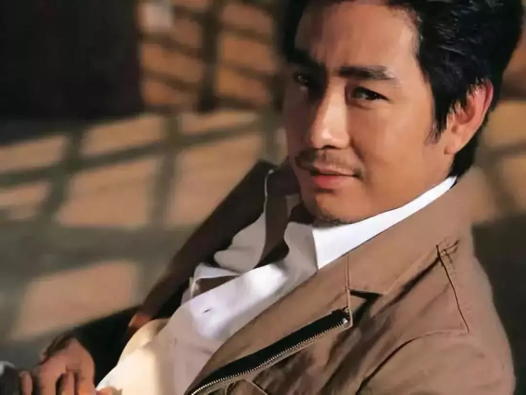 炼过钢水、睡过马路，有人说他才是史上最无奈影帝