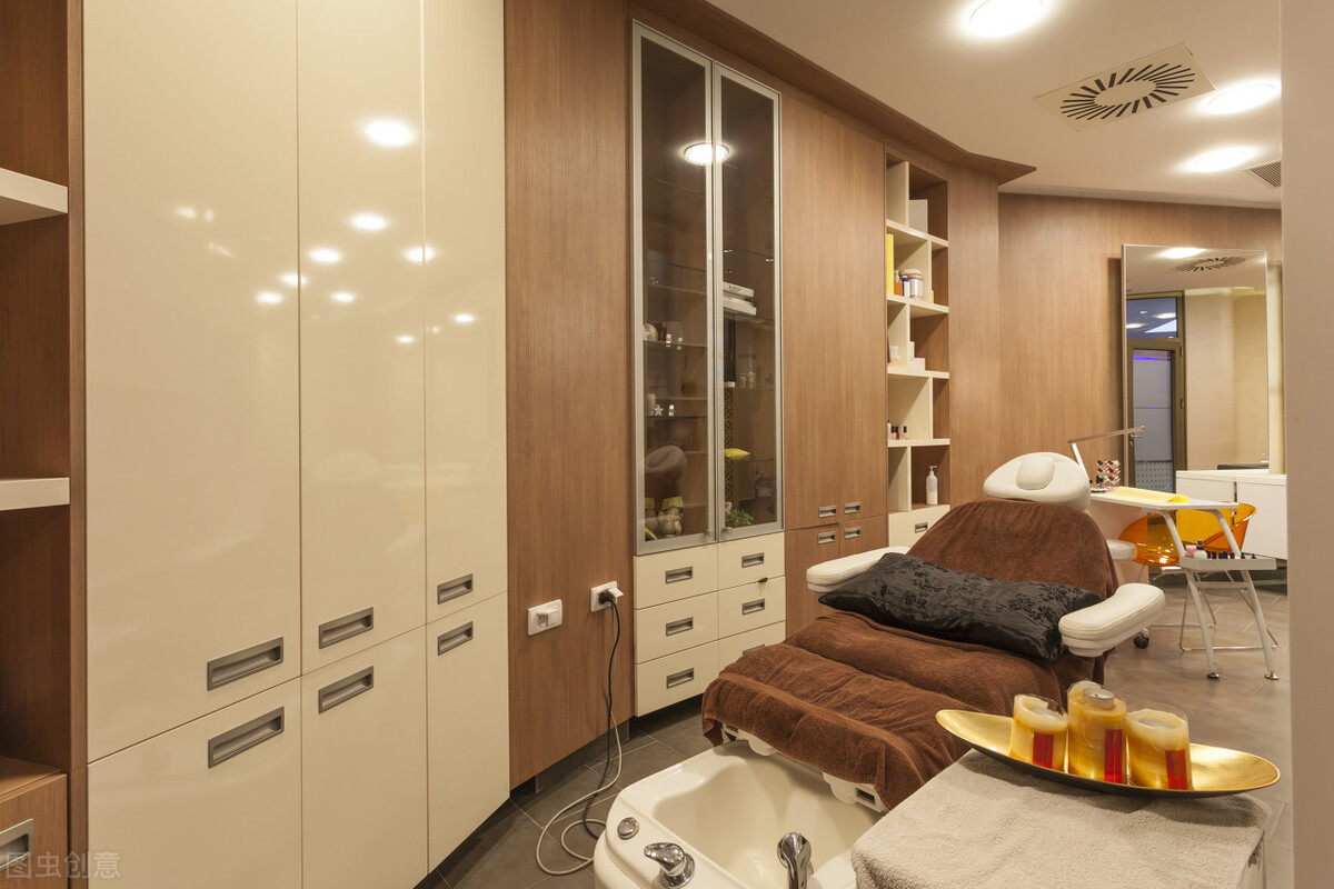 老板利用技师赚钱,足疗店老板获利6万怎么解决