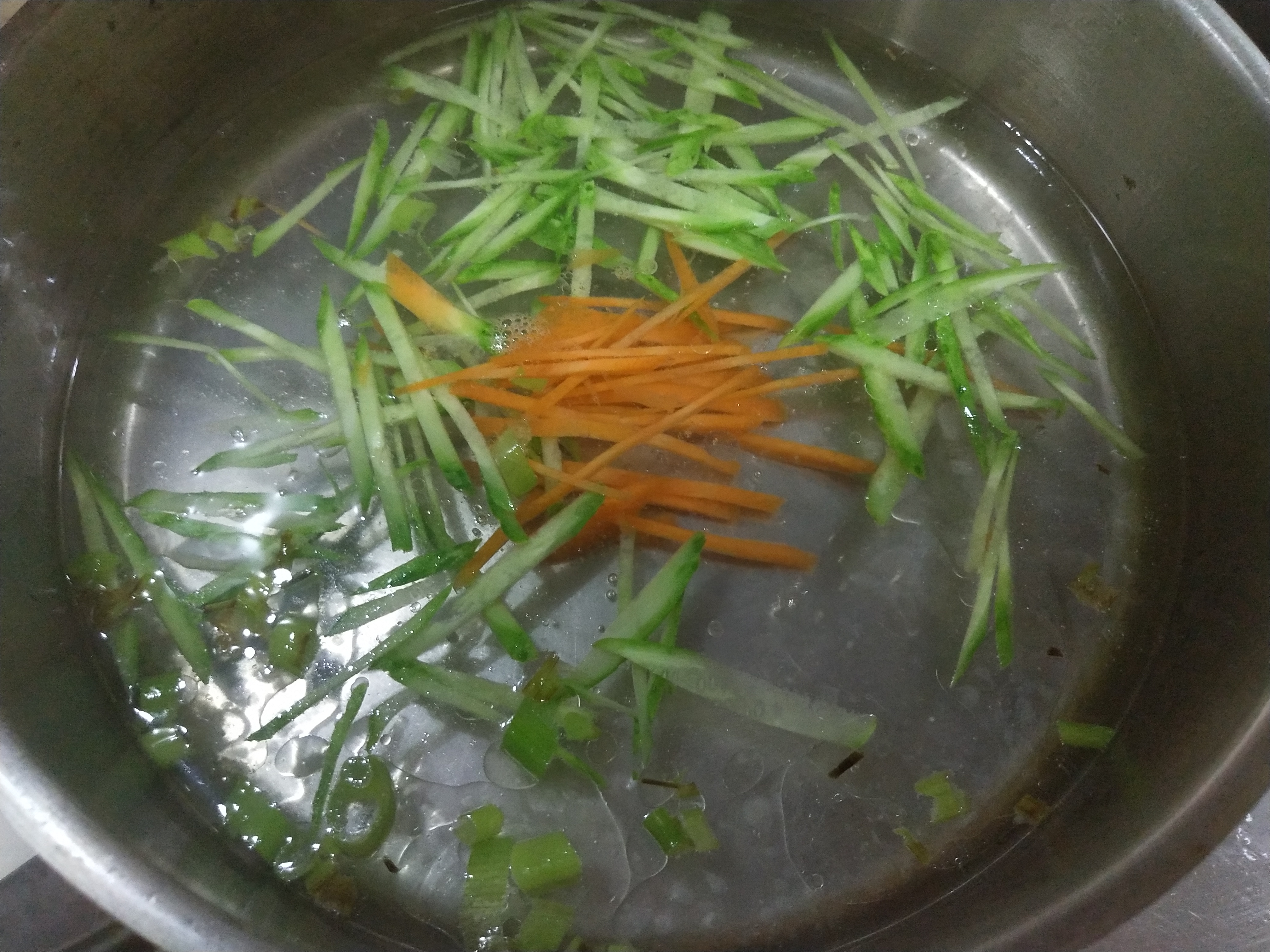 馄饨馅怎么调制又鲜又嫩不发酸,馄饨馅儿怎么调鲜嫩不柴