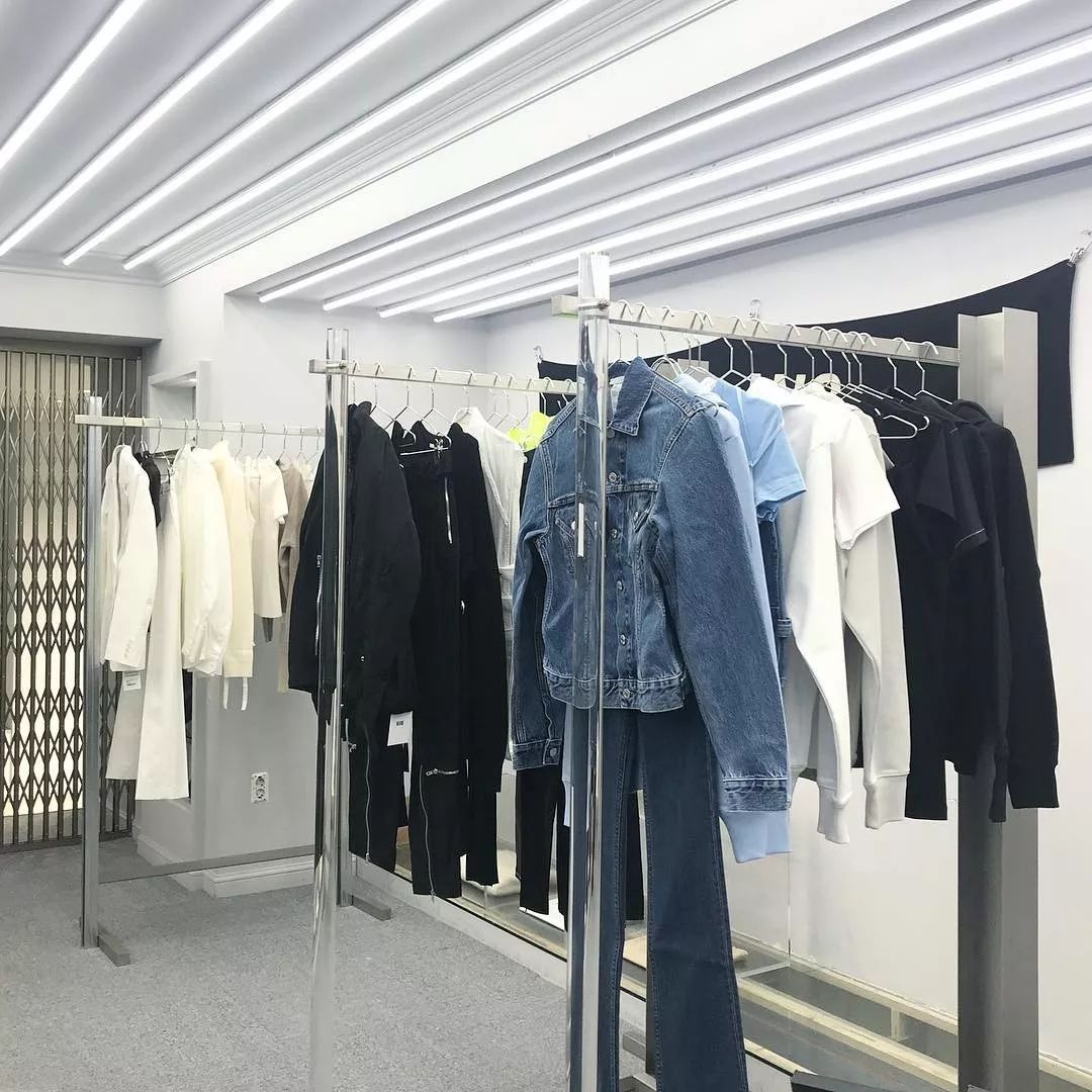 杨幂穿的潮牌aape,杨幂带火的韩国潮牌