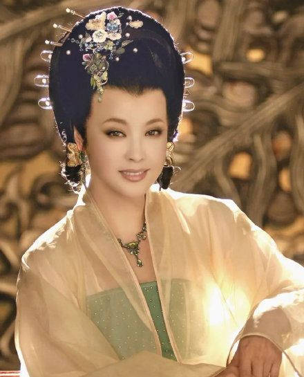 刘晓庆究竟有多少钱,六十五岁刘晓庆回老家买墓地