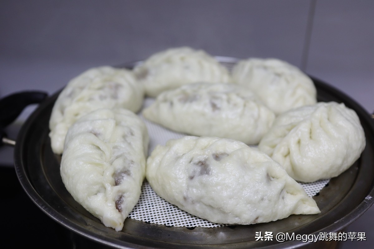 全家老少都爱的酱肉包子，酱香浓郁又暄软，左右手各2个吃撑了