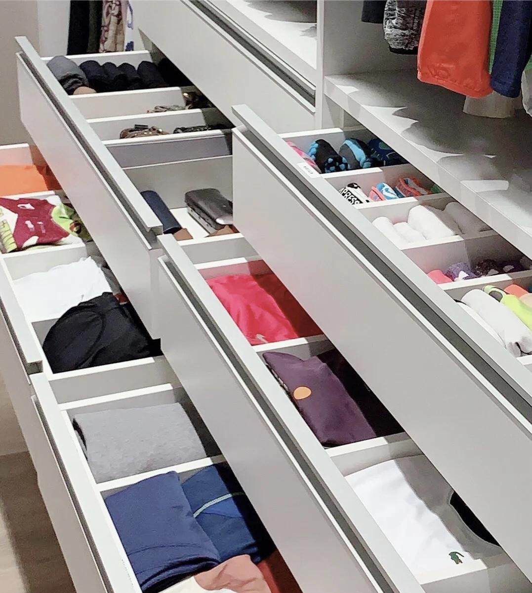 卧室整体定制衣柜与成品衣柜,新房子买成品衣柜还是定制衣柜