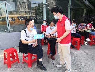 夏日送清凉志愿者辛苦挥汗如雨,志愿者为高考一线工作者送清凉
