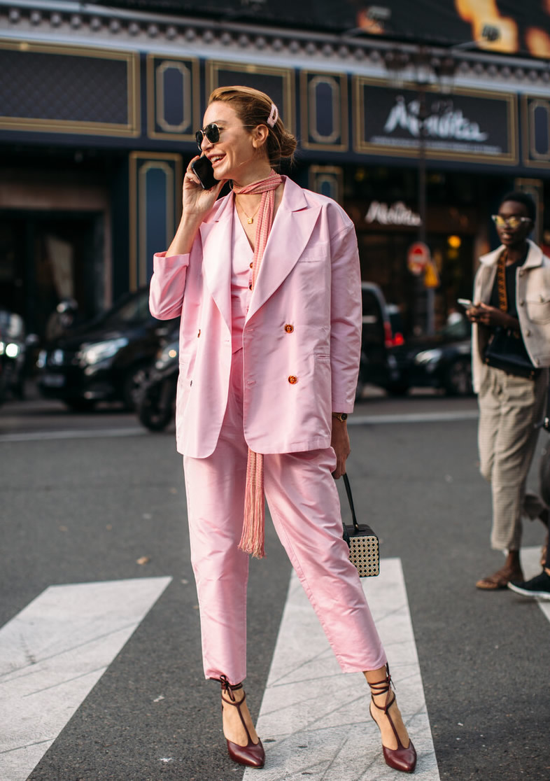 这些颜色搭配让你穿起来高大尚,粉红色服装好看