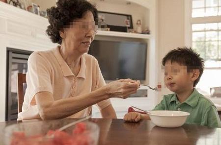 小男孩吃鸡蛋中毒身亡,4岁男孩吃鸡蛋后呕吐