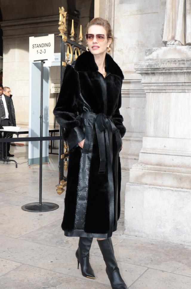 LV太子妃携老公看秀，生5个孩子依旧是超模身材，黄蜂腰引人注目