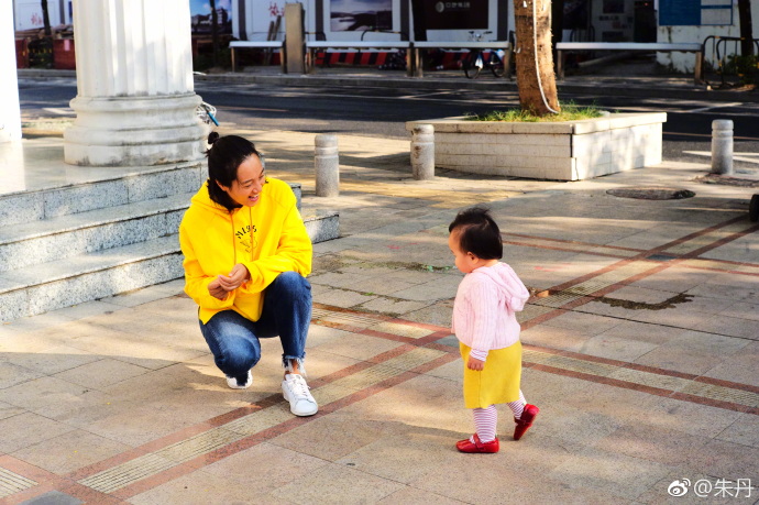 朱丹邀请准妈妈和新妈妈互动,教育孩子要“多陪伴少干预”