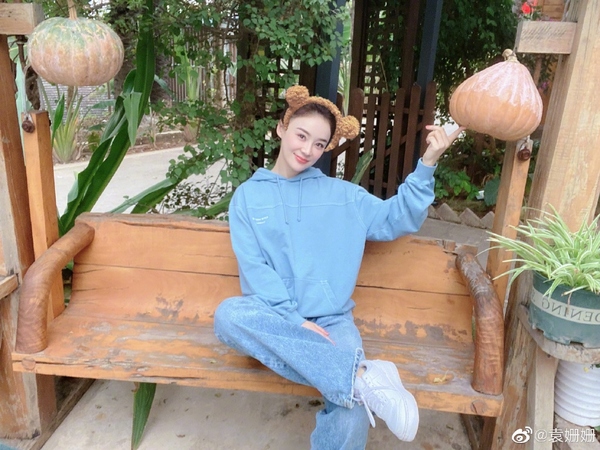 袁姗姗出门真壕气,穿5990夹克挎22350粉包,33岁依旧少女感十足