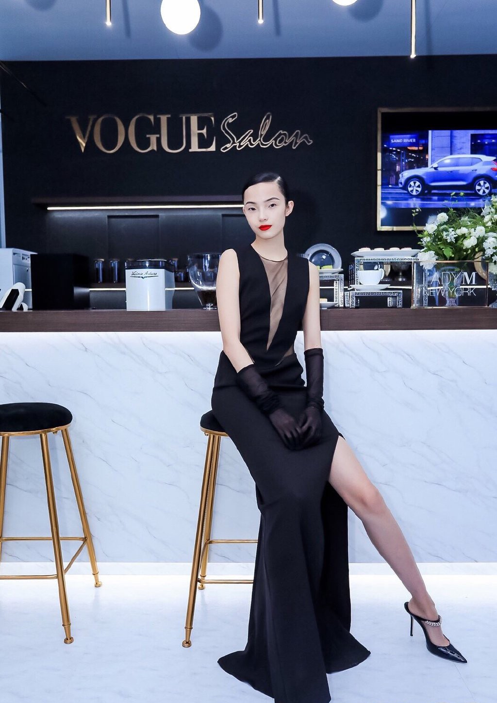 她被国外媒体称为“东方娃娃”，今穿运动装出镜，身体线条太完美