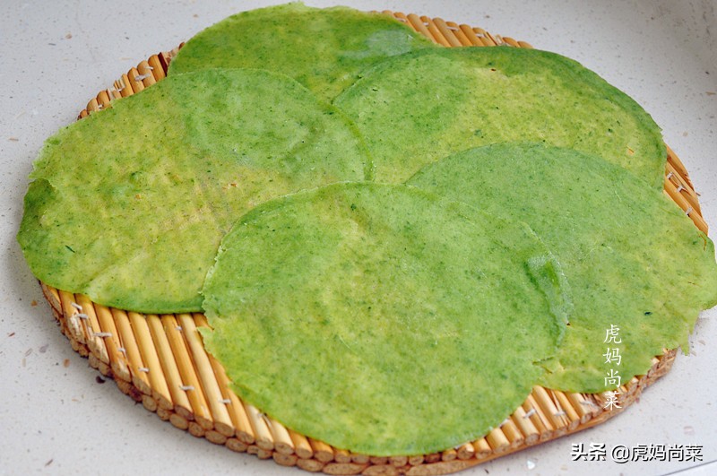 春饼这样做薄如蝉翼劲道又好吃,薄如蝉翼的春饼和面比例