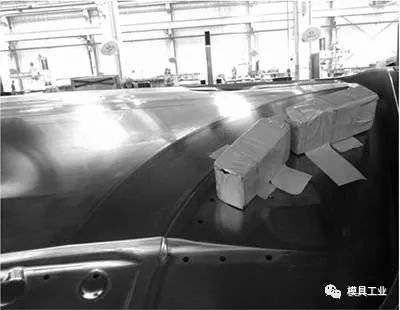 汽车后门角边有点凹进去怎么修复,汽车后门有弧度怎么刮腻子