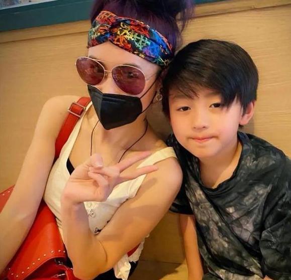 张柏芝被赶下飞机真相,张柏芝一家去泰国旅游