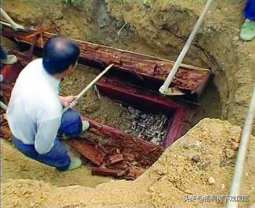 楠木棺木的真实故事,考古专家挖出200年前的古棺