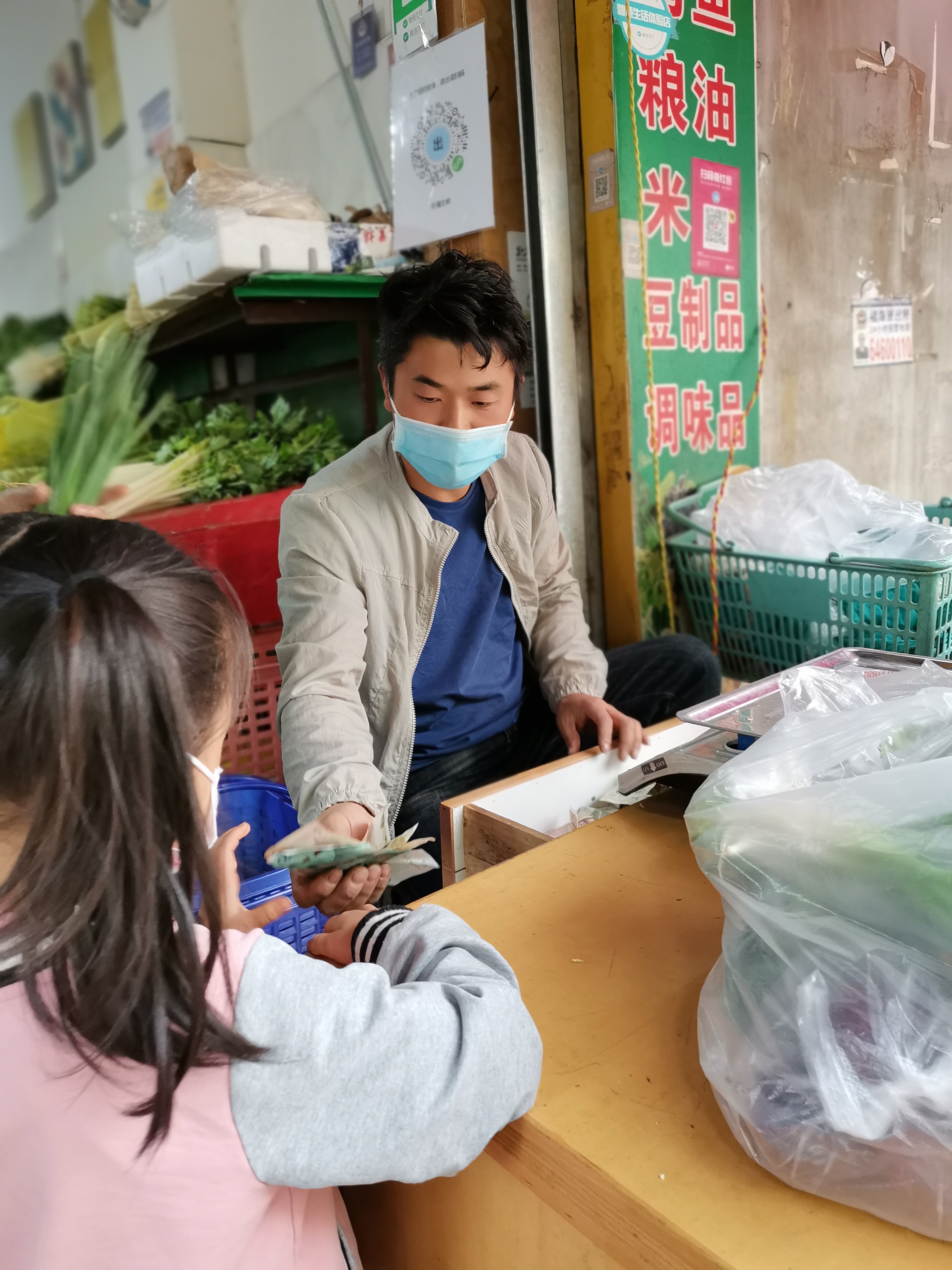 小小菜篮子拎出百姓幸福感,小小菜篮子真皮