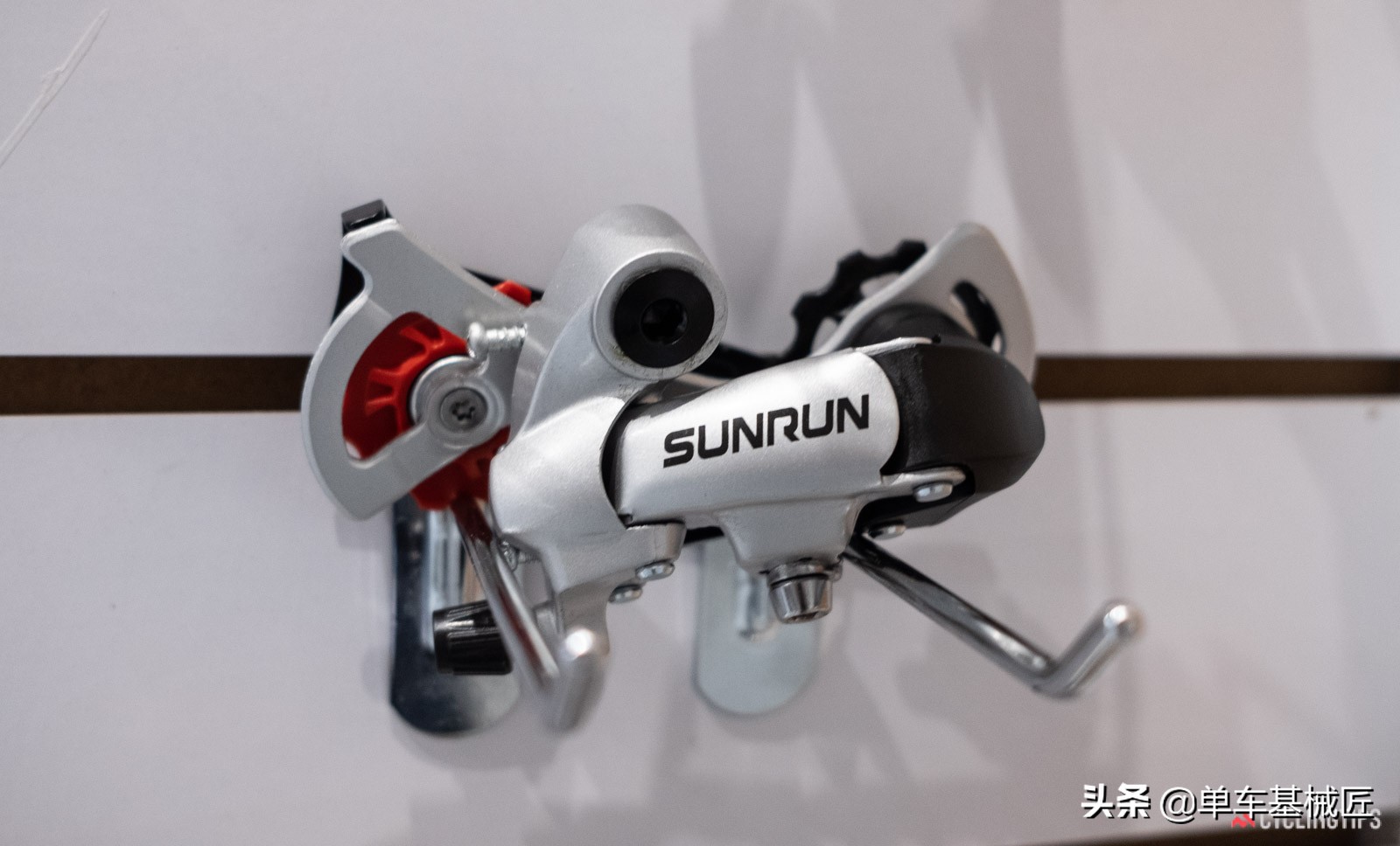 这是飞机，这是鸟……不，这是一个无压迫感的自行车车座