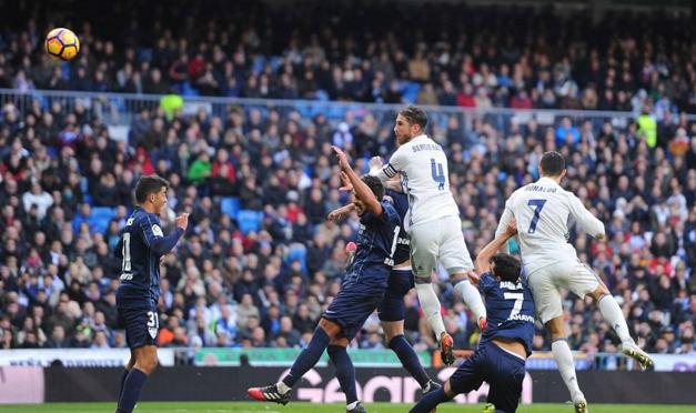 36岁c罗还有惊人的弹跳力,37岁c罗高高跃起头球顶偏