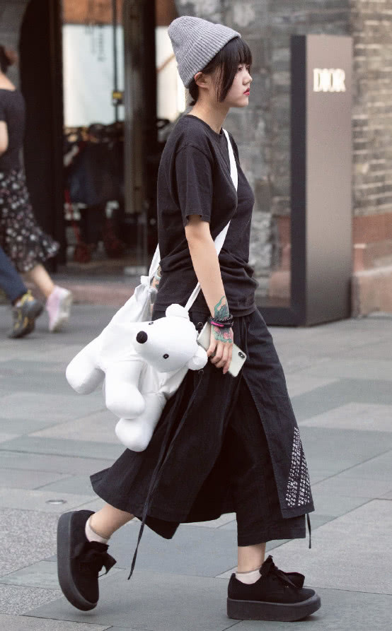 毒液潮鞋,小姐姐穿着毒液高跟鞋