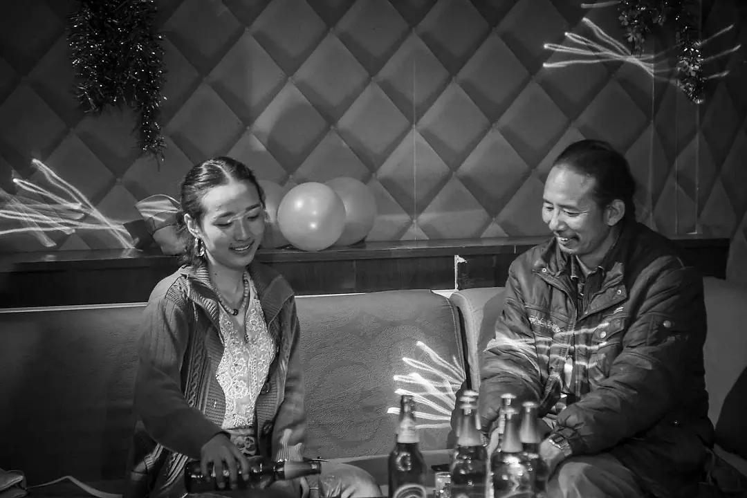 40岁牧羊人被发廊妹骗去16万血汗钱，这电影后劲太大