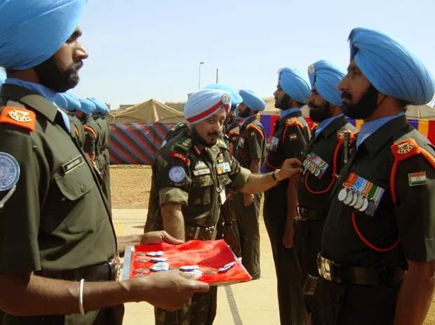 三哥为什么要斜戴帽子,三哥为什么头上裹着头巾