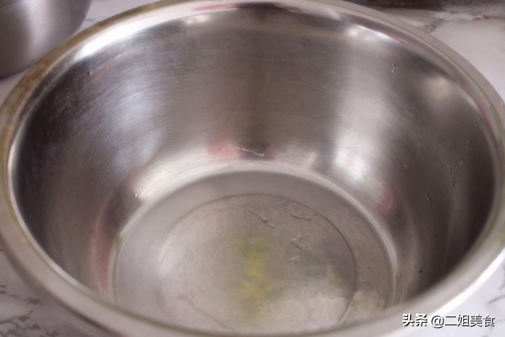 和面时老粘盆怎么办,和面时候面粉粘手怎么解决