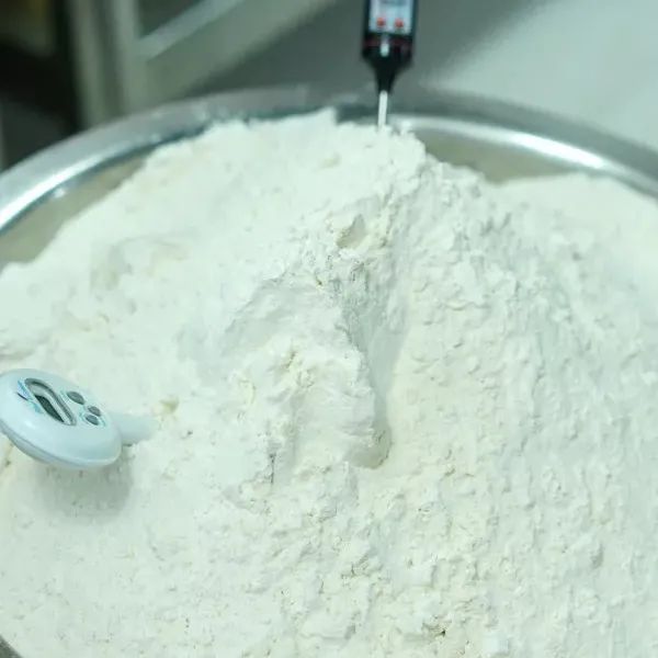 和面加了鸡蛋为什么面发硬,做披萨胚的面粘手正常吗