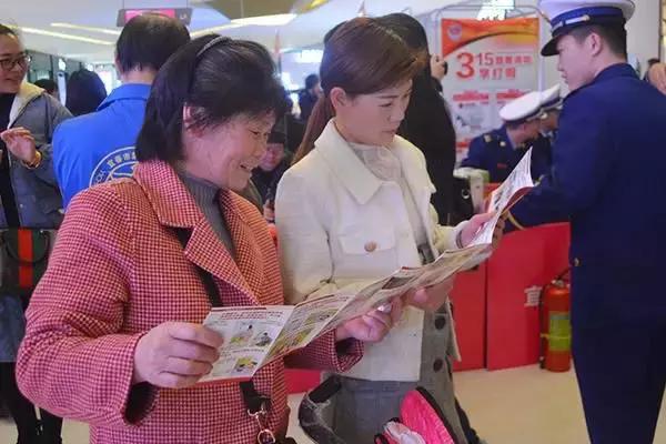 【3.15打假】宜春市消防救援支队开展3.15消防产品真伪辨别宣传活动,这些“真假”灭火器你会辨别吗?