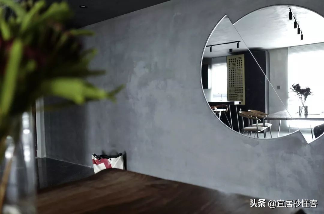 98年纹身师一人宅，酷炫工业风，家里一半面积是客厅