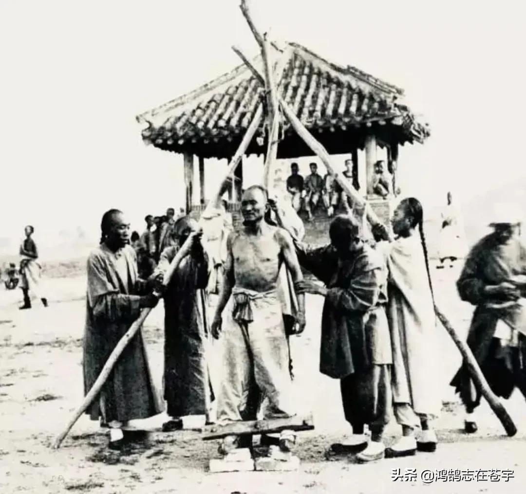 清末照片：抱娃的年轻女子，一身赘肉的八旗后裔，三代人的全家福