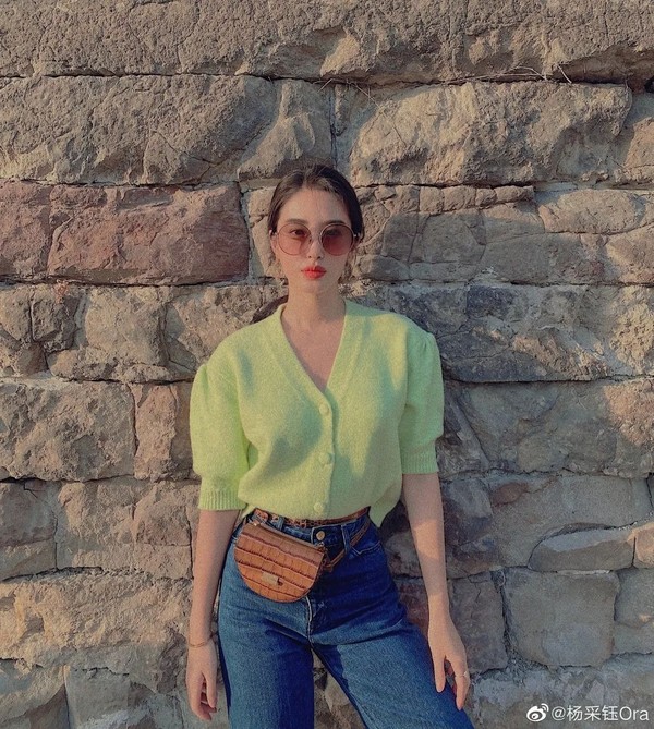 赏心悦目的针织上衣，像穿T恤一样简单却更轻松明快，敲有FLU