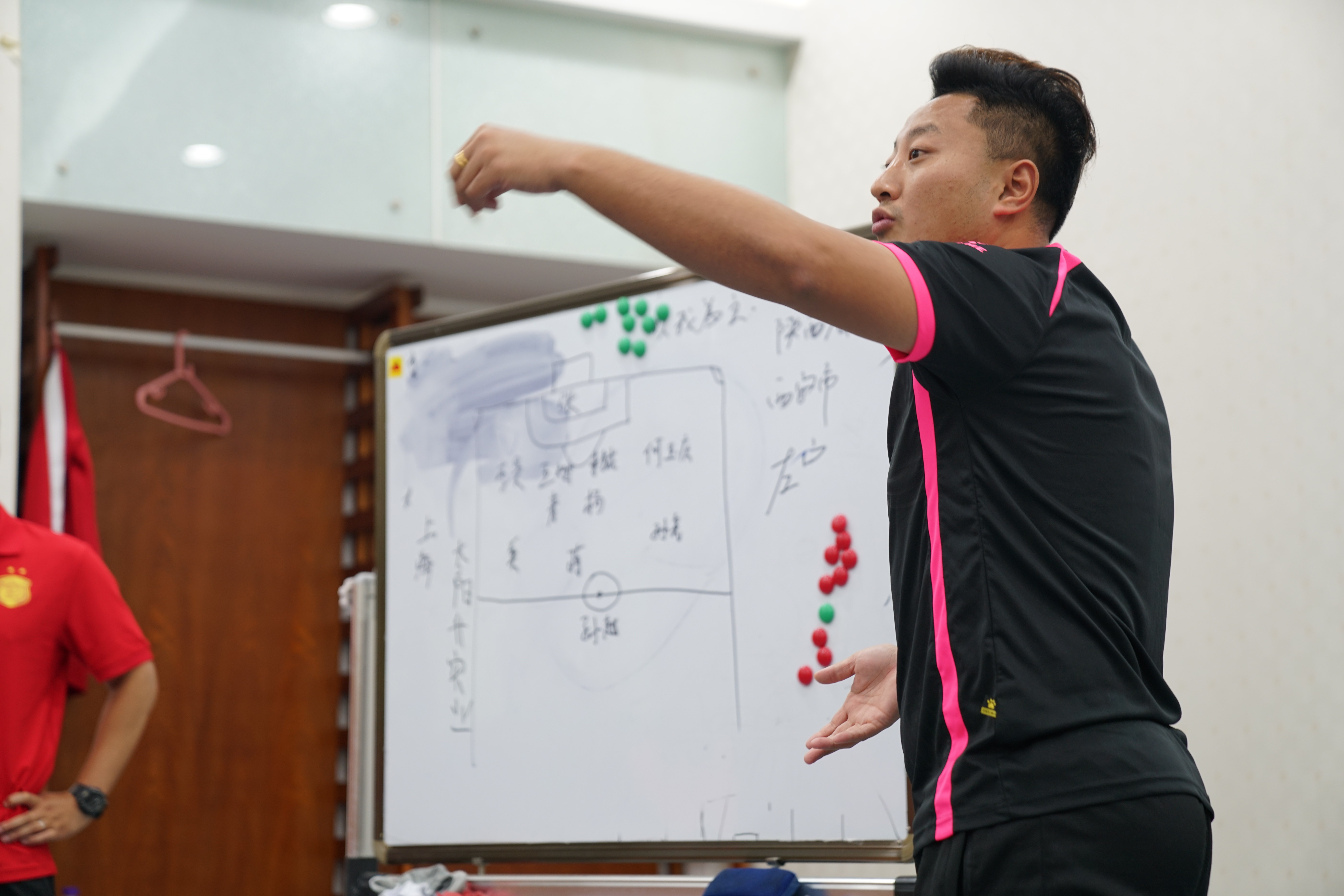 王洪亮与儿子视频,王洪亮足球训练