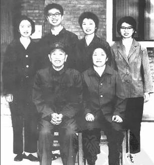 邓华缴获五箱“白金龙烟”,只给主席一支,主席笑他:财不露白啊