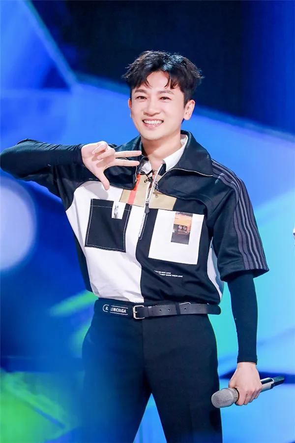 行走的荷尔蒙,这6位越老越有味,大胡茬克制又霸道,气质太绝了