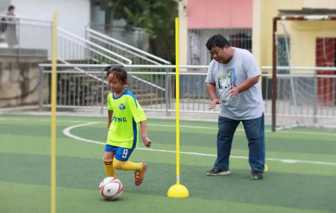 农村小女孩逆袭改变命运,贵州十一岁女孩踢足球