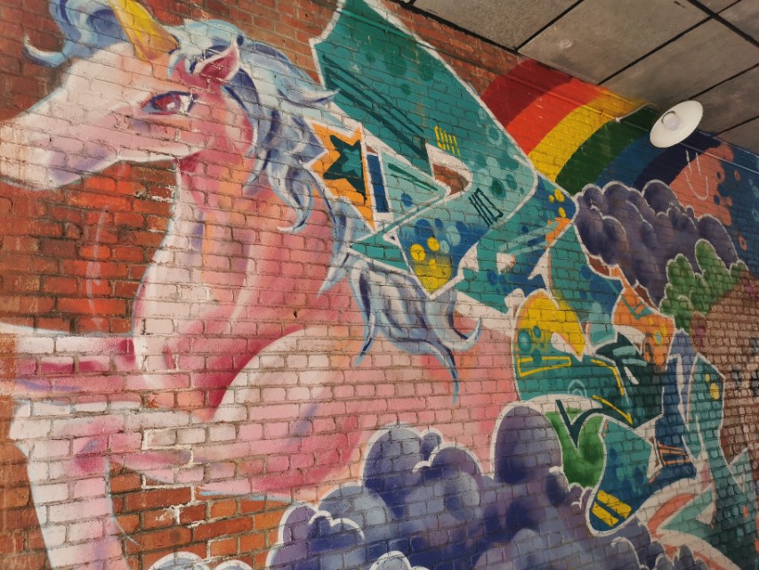 晚上成都建设路小吃一条街实拍,成都东郊记忆与建设巷小吃街远吗