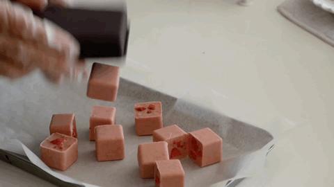 只用3种原材料，就能做出来的高颜值粉红巧克力！送人超级合适