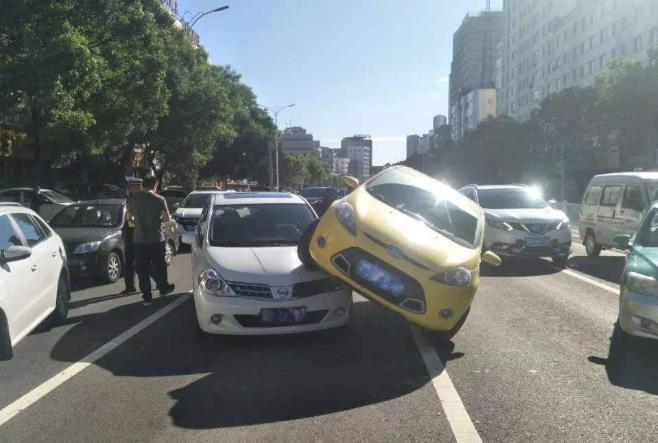 在路上堵车时遇到加塞的车怎么办,堵车时被加塞不要冲动