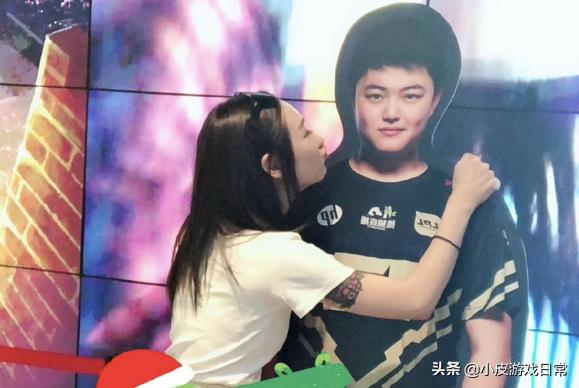 小狗偷偷送女友礼物，奥咪咪感动大哭，直言这个礼物比包都有意义