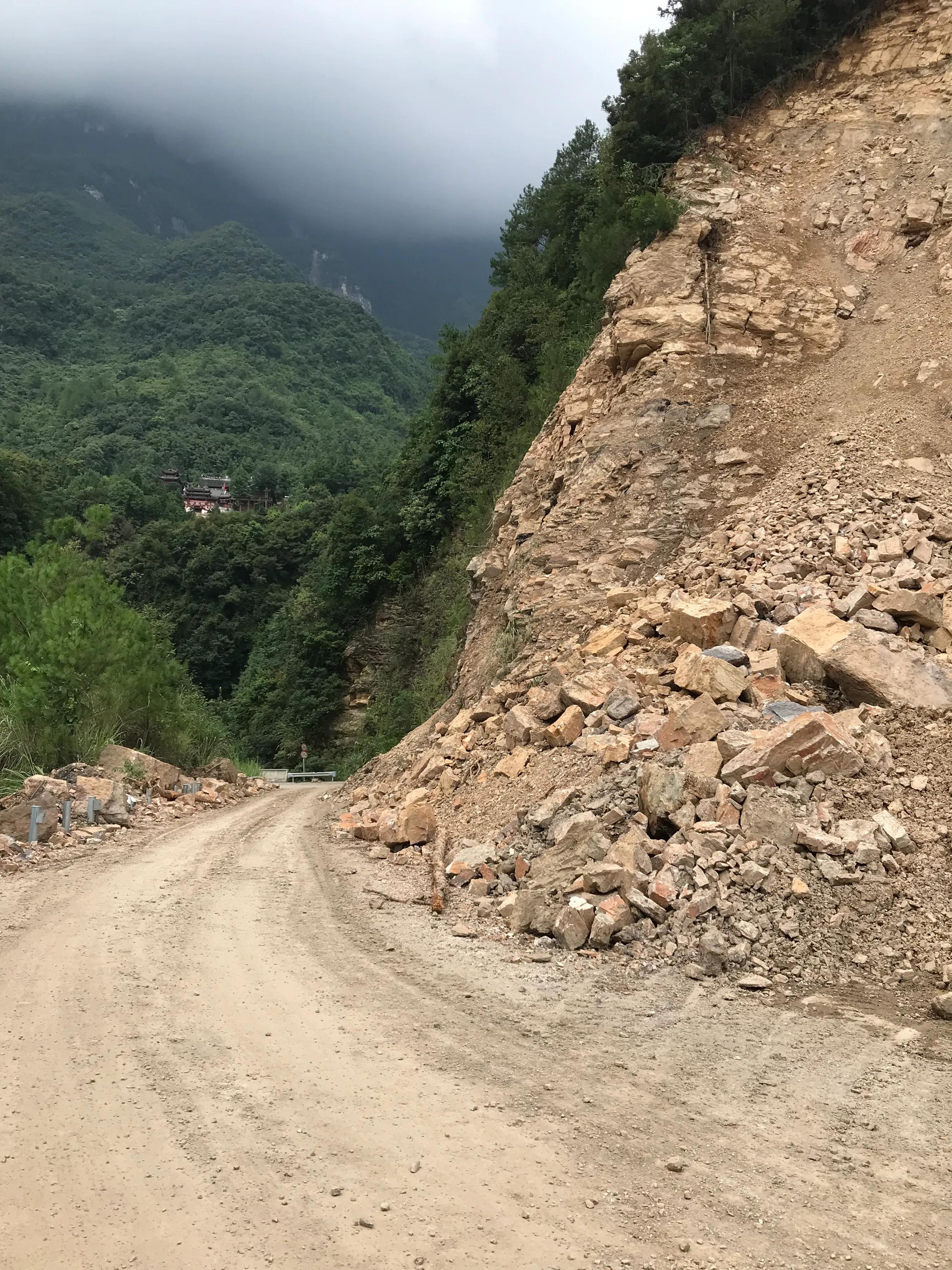 山远近路横斜读音,山远近路横斜青旗沽酒有人家意思