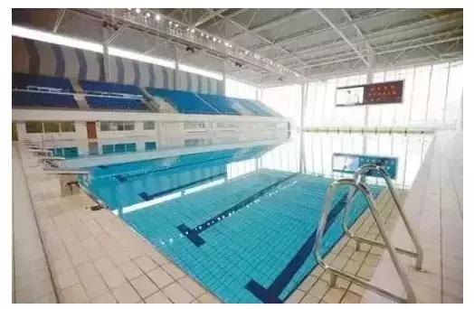 游泳池是夏季避暑的好地方,夏天去游泳馆避暑