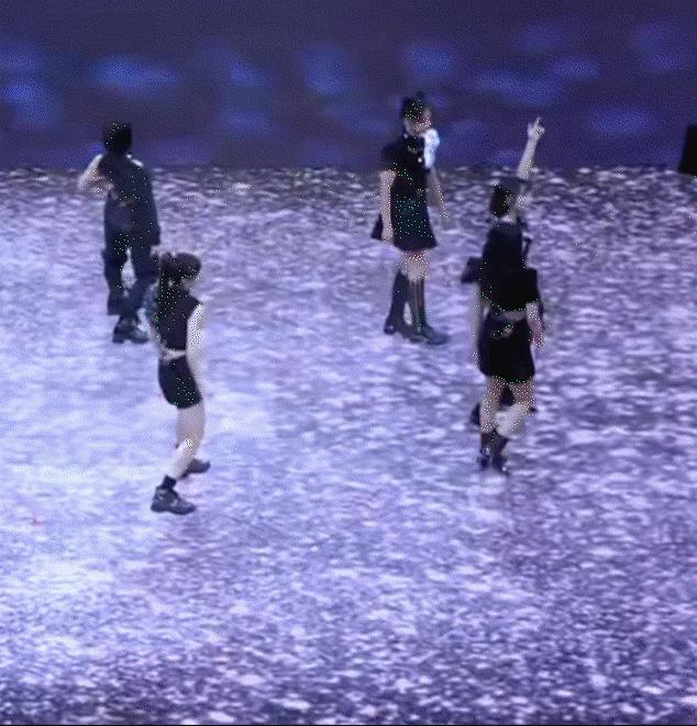 因爱哭连上热搜，唱歌破音却红的发紫，网友：这是什么神仙运气