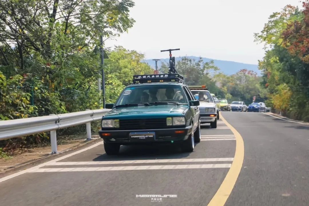 同时拥有好几辆摩托车,同时有多辆越野车