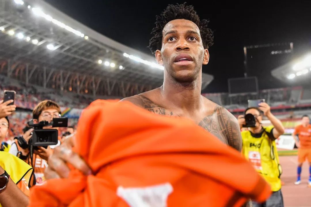 吉尔告别仪式戴琳落泪,吉尔与戴琳相拥落泪