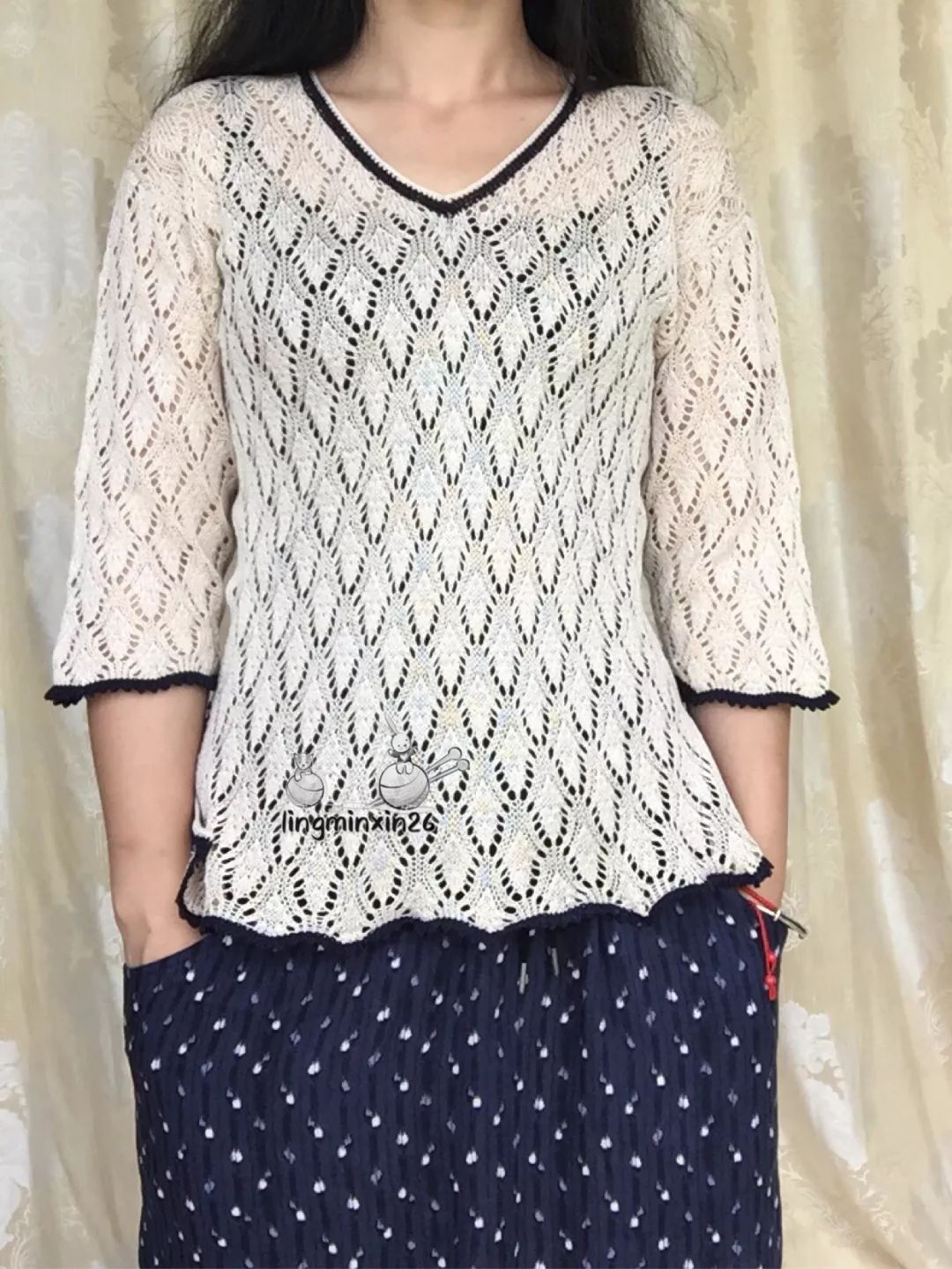 依云v领轻柔薄透毛衣的编织图解,适合横织女士毛衣的镂空花样